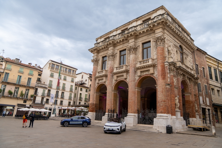 Palazzo storico con 2 auto dinnanzi